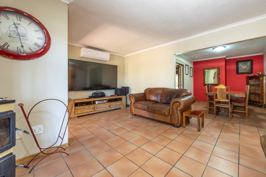 To Let 3 Bedroom Property for Rent in Uitzicht Western Cape